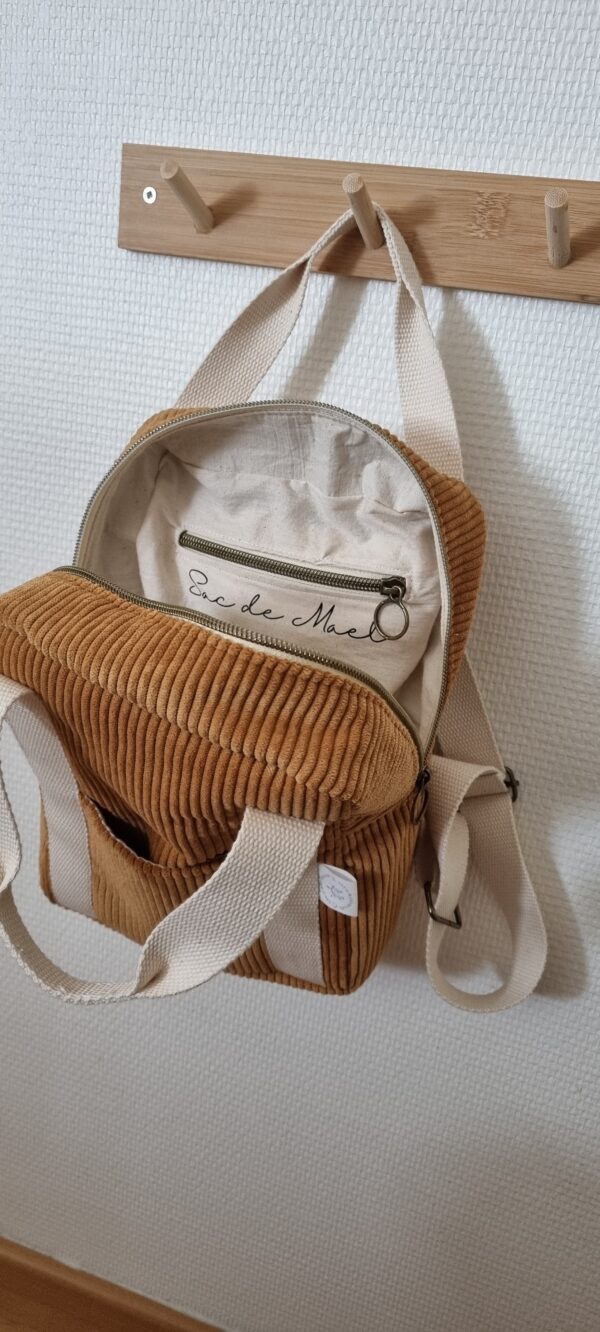 sac à dos enfant en velours côtelé camel ouvert, personnalisé avec un flocage "sac de Maël"
