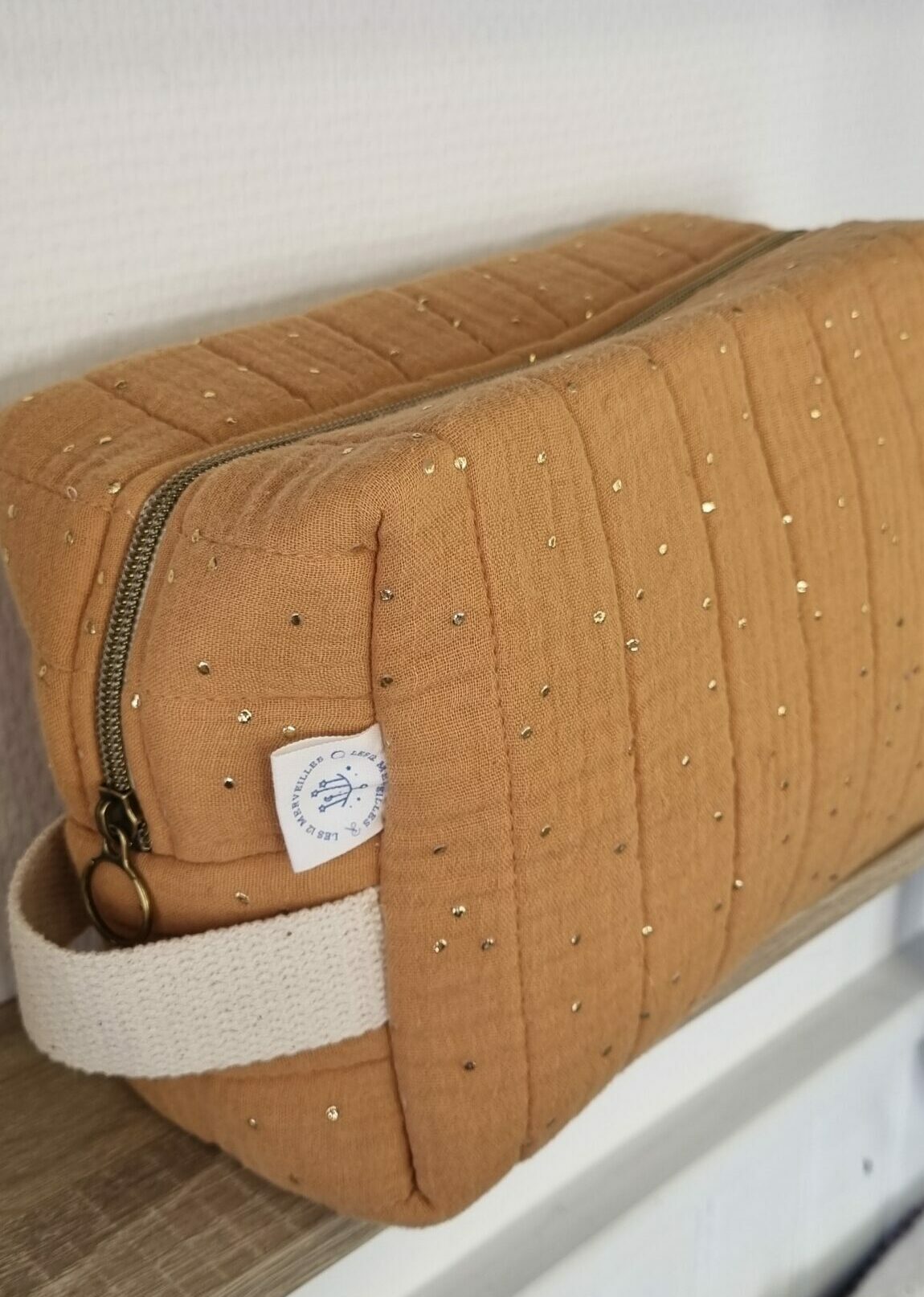 trousse de toilette double gaze de coton à pois dorés camel