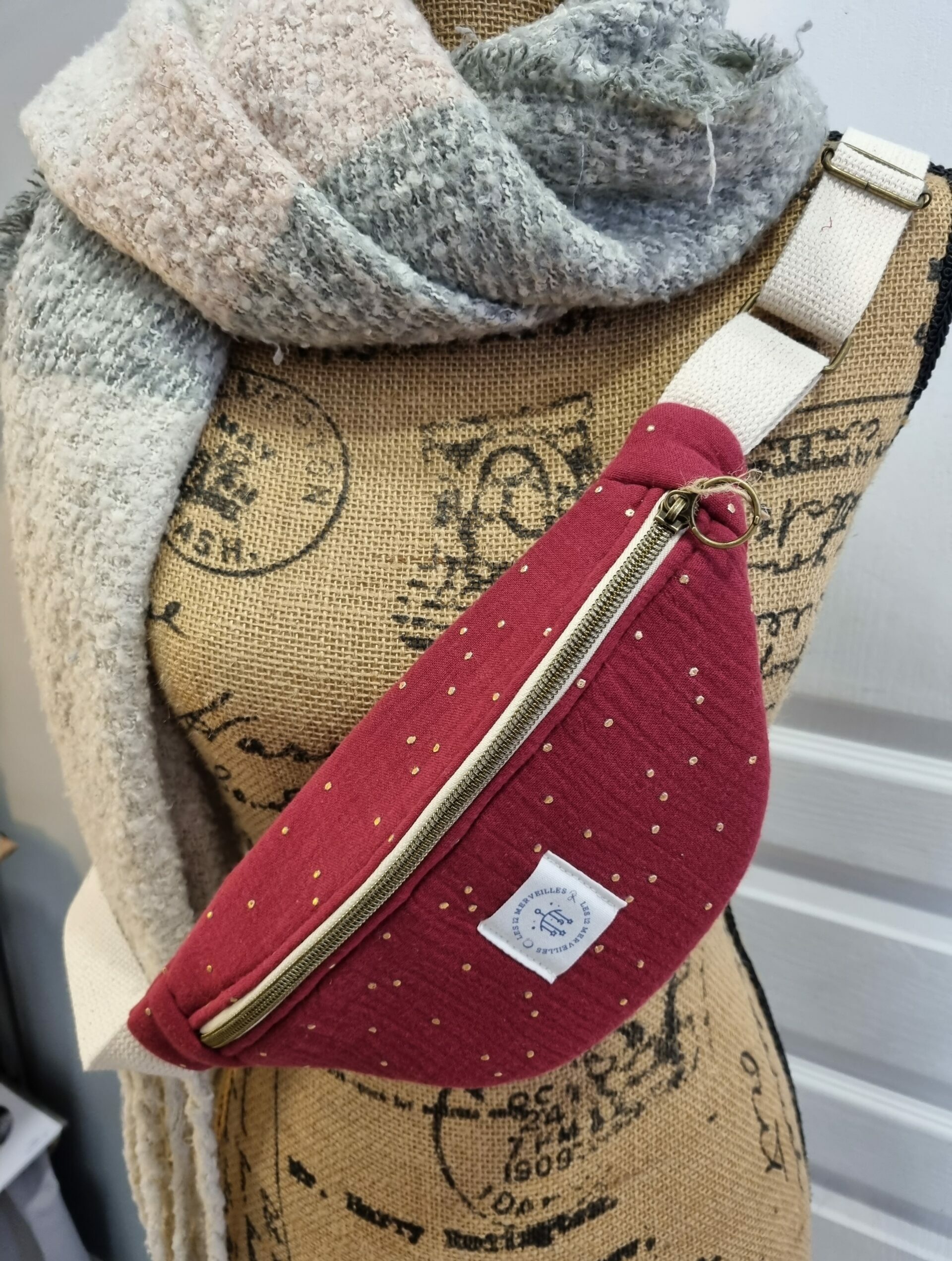 banane mini en tissus double gaze rouge à poids dorés